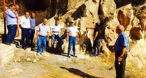 
										Mr. Kabeer explaining the important role of Pila Spi Formation in accumulation of ground water in the area.
									